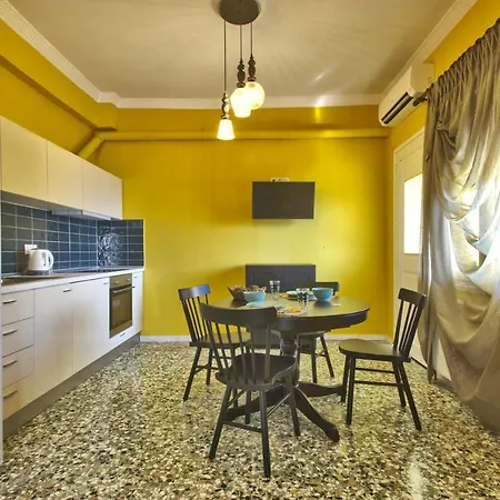 Cosy Colorful House Apartment